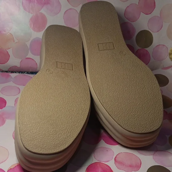 No Boundaries Beige Platform Slides - Picture 7 of 9